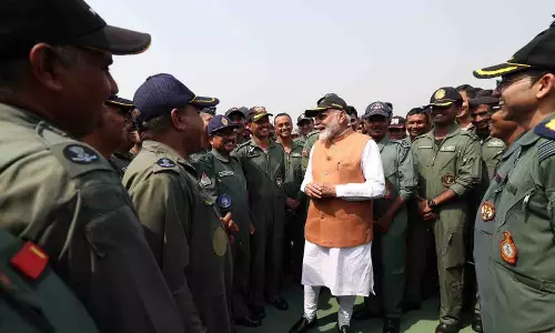 एयरबेस पहुंचे प्रधानमंत्री नरेंद्र मोदी, जवानों से मिले PM