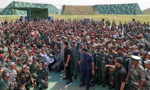PM मोदी ने आदमपुर एयरबेस पर जवानों से की मुलाकात, शेयर की तस्वीरें