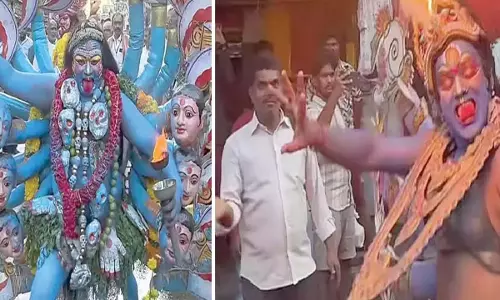 भक्तों ने सुन्नपुकुंडलु वेशम में पूजा-अर्चना की भक्तों ने सुन्नपुकुंडलु वेशम में पूजा-अर्चना की