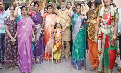निगम प्रमुख और उप महापौर ने देवी Gangamma को साड़ी भेंट की निगम प्रमुख और उप महापौर ने देवी Gangamma को साड़ी भेंट की