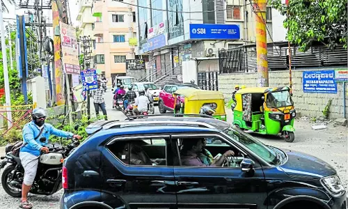 काम की धीमी गति; यातायात, सार्वजनिक जीवन दयनीय काम की धीमी गति; यातायात, सार्वजनिक जीवन दयनीय