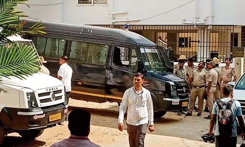 बंदूक की नोक पर डकैती; मल्लेश्वरम के एक पब से ₹60,000 लूटकर फरार हो गए बंदूक की नोक पर डकैती; मल्लेश्वरम के एक पब से ₹60,000 लूटकर फरार हो गए