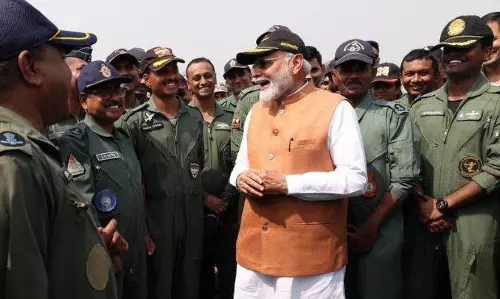 अचानक आदमपुर एयरबेस पहुंचे पीएम मोदी, सेना के जवानों से मुलाकात कर बढ़ाया जोश; देखें तस्वीरें