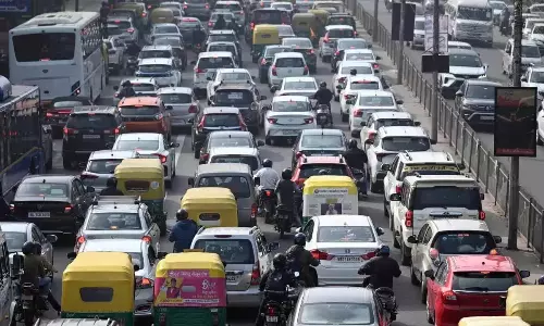 Bengaluru का यातायात संकट: पुलिस अधिकारियों और जीरोधा के कामथ के साथ गहन चर्चा Bengaluru का यातायात संकट: पुलिस अधिकारियों और जीरोधा के कामथ के साथ गहन चर्चा