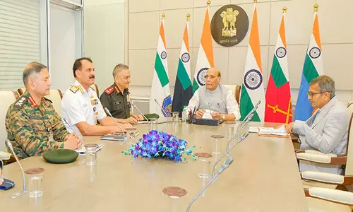 राजनाथ सिंह ने रक्षा सचिव, CDS, नौसेना और सेना प्रमुखों के साथ उच्च स्तरीय बैठक की राजनाथ सिंह ने रक्षा सचिव, CDS, नौसेना और सेना प्रमुखों के साथ उच्च स्तरीय बैठक की