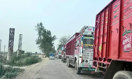गोदाम के बाहर खड़े ट्रकों के कारण Chhaherta-Dhand रोड पर यातायात व्यवस्था चरमरा गई