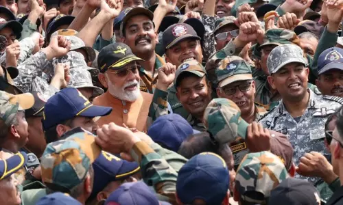 PM Modi ने आदमपुर एयरबेस का दौरा किया, वायु योद्धाओं से बातचीत की PM Modi ने आदमपुर एयरबेस का दौरा किया, वायु योद्धाओं से बातचीत की