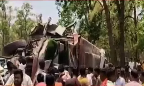 बलरामपुर में बड़ा हादसा, ट्रक के साथ टक्कर होने से 10 बस यात्री घायल