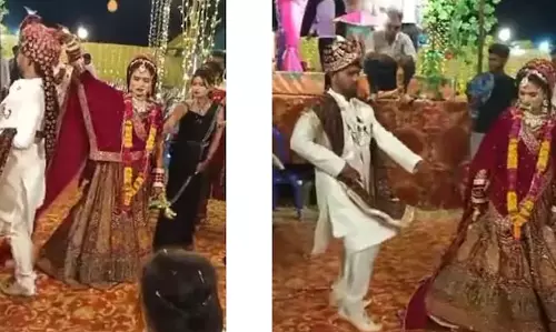 दूल्हे राजा ने दुल्हन के सामने लगाए ठुमके, धड़ल्ले से वायरल हुआ VIDEO दूल्हे राजा ने दुल्हन के सामने लगाए ठुमके, धड़ल्ले से वायरल हुआ VIDEO