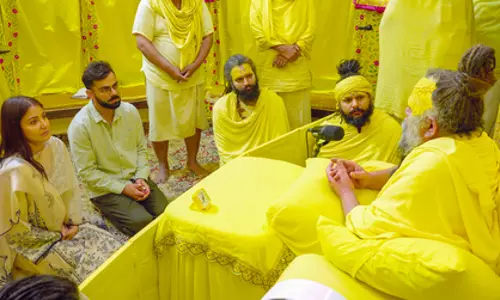 टेस्ट क्रिकेट से संन्यास लेने के एक दिन बाद विराट अपनी पत्नी अनुष्का के साथ वृंदावन पहुंचे, संत प्रेमानंद के आश्रम पहुंचे टेस्ट क्रिकेट से संन्यास लेने के एक दिन बाद विराट अपनी पत्नी अनुष्का के साथ वृंदावन पहुंचे, संत प्रेमानंद के आश्रम पहुंचे