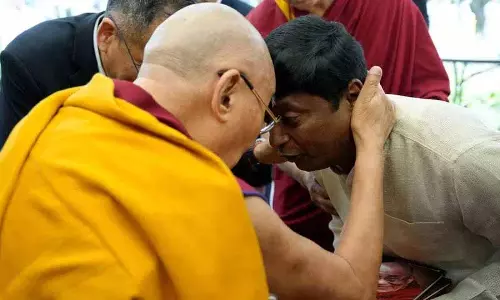 प्रशंसित हैदराबादी लेखक Dalai Lama की जीवनी उनके 90वें जन्मदिन से पहले जारी करेंगे