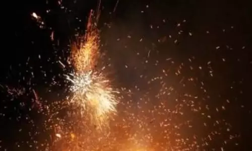 आतिशबाजी को लेकर विवाद; एक ही परिवार के तीन सदस्यों की हत्या कर दी गई आतिशबाजी को लेकर विवाद; एक ही परिवार के तीन सदस्यों की हत्या कर दी गई