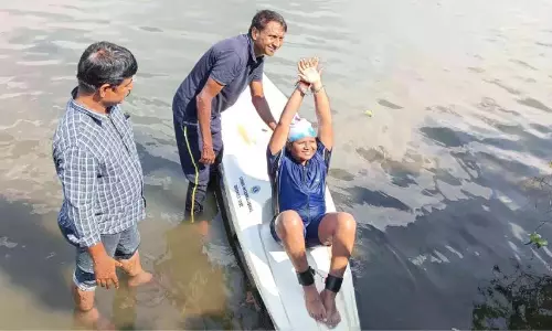 Kerala : सातवीं कक्षा का छात्र तैरकर झील पार करता Kerala : सातवीं कक्षा का छात्र तैरकर झील पार करता