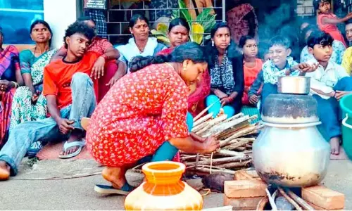 पीने का पानी नहीं है; पंचायत कार्यालय पर दलिया डालकर विरोध प्रदर्शन पीने का पानी नहीं है; पंचायत कार्यालय पर दलिया डालकर विरोध प्रदर्शन
