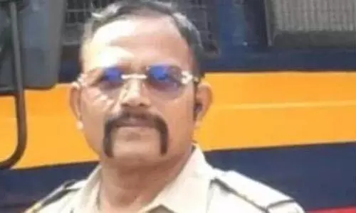 Mumbai: ट्रेन और प्लेटफॉर्म के बीच गिरा कांस्टेबल, घसीटने से मौत Mumbai: ट्रेन और प्लेटफॉर्म के बीच गिरा कांस्टेबल, घसीटने से मौत