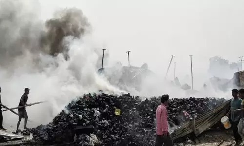 Ghaziabad: आग की चपेट में आई कबाड़, आठ झुग्गियां जलकर खाक Ghaziabad: आग की चपेट में आई कबाड़, आठ झुग्गियां जलकर खाक