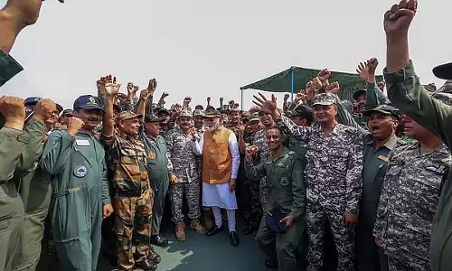 Punjab : पीएम मोदी ने आदमपुर एयरबेस का दौरा किया, जवानों से की बातचीत
