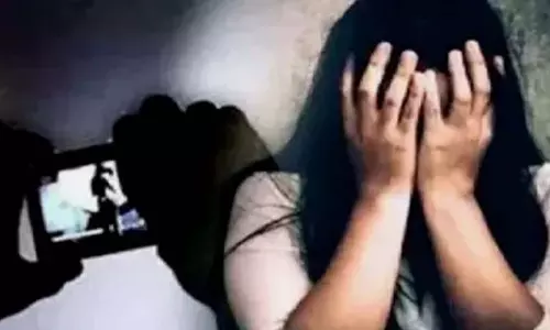 Khoda: अश्लील फोटो वायरल करने के आरोप में युवती का शोषण Khoda: अश्लील फोटो वायरल करने के आरोप में युवती का शोषण