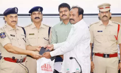 साइबराबाद पुलिस ने 95 लाख रुपये के 310 मोबाइल फोन बरामद किए साइबराबाद पुलिस ने 95 लाख रुपये के 310 मोबाइल फोन बरामद किए