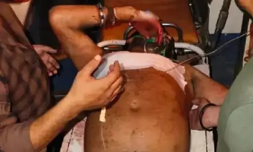 सैलून में घुसा और अंधाधुंध किया चाकू से हमला, दो की हालत नाजुक सैलून में घुसा और अंधाधुंध किया चाकू से हमला, दो की हालत नाजुक