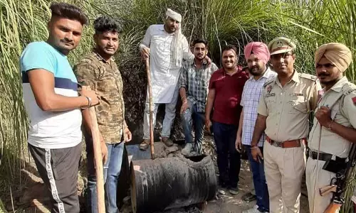 Amritsar जहरीली शराब त्रासदी के बाद मुक्तसर-फाजिल्का सीमा पर अवैध शराब के अड्डों को लेकर चिंता बढ़ी Amritsar जहरीली शराब त्रासदी के बाद मुक्तसर-फाजिल्का सीमा पर अवैध शराब के अड्डों को लेकर चिंता बढ़ी