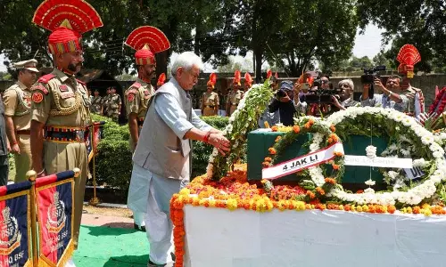 उपराज्यपाल, मंत्री ने पाक गोलीबारी में शहीद BSF अधिकारी को श्रद्धांजलि दी