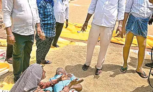Telangana : क्रय केंद्र पर किसान की लू लगने से मौत Telangana : क्रय केंद्र पर किसान की लू लगने से मौत