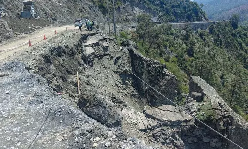 सड़क धंसने के बाद Jammu-श्रीनगर राष्ट्रीय राजमार्ग आंशिक रूप से खुला