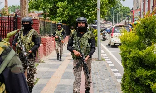 Srinagar पुलिस ने आतंकवादी मददगारों पर कार्रवाई तेज की, 150 घरों पर छापे मारे गए
