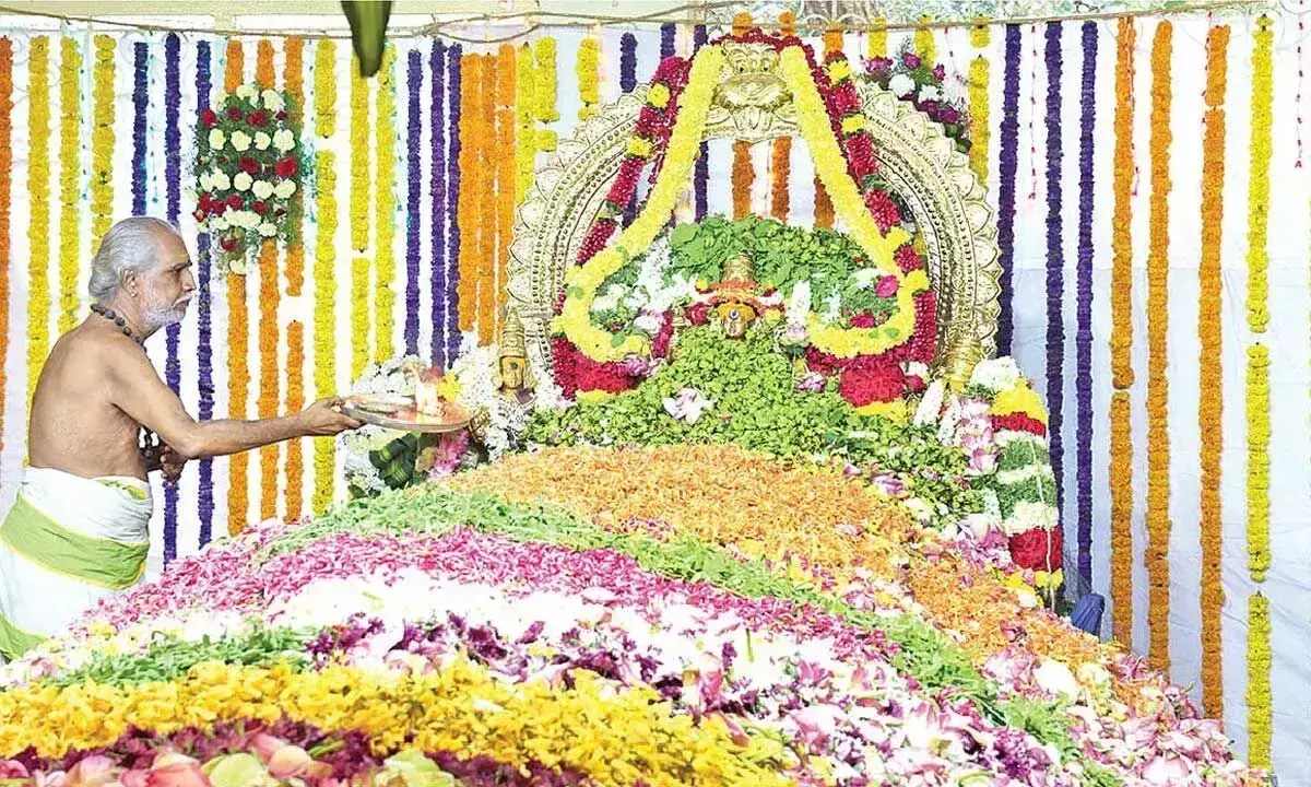 Andhra: कपिलेश्वर स्वामी मंदिर में पात्र पुष्प यज्ञ का आयोजन किया गया Andhra: कपिलेश्वर स्वामी मंदिर में पात्र पुष्प यज्ञ का आयोजन किया गया