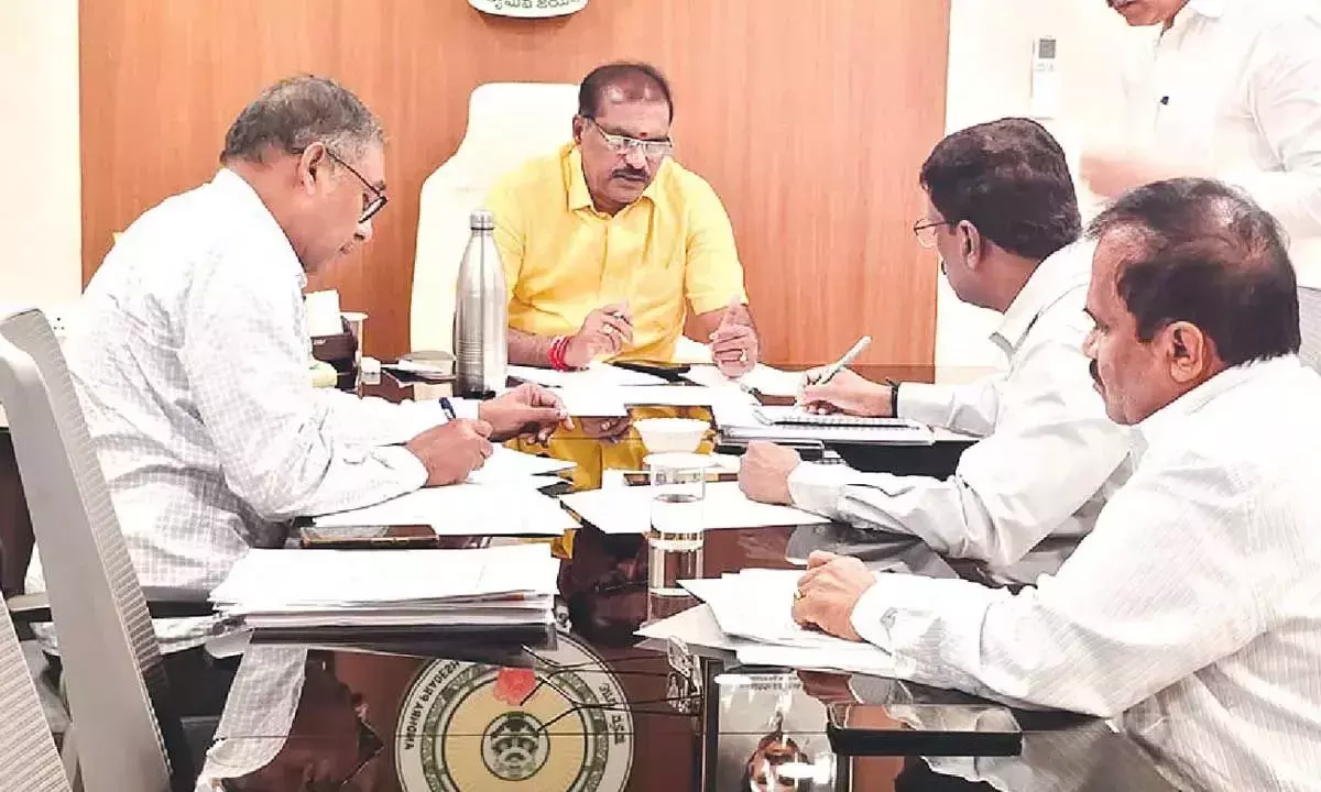 Andhra: सिंचाई अधिकारियों को नहरों से गाद निकालने का निर्देश Andhra: सिंचाई अधिकारियों को नहरों से गाद निकालने का निर्देश