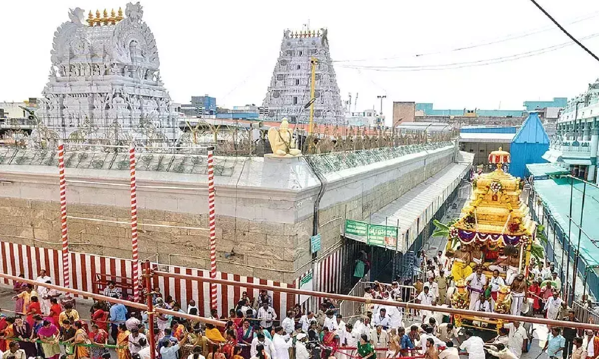 Andhra: देवी पद्मावती स्वर्ण रथम पर सवारी करती हैं
