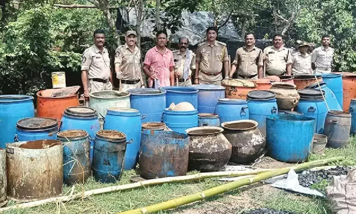 Andhra: एपी ओडिशा आबकारी कर्मचारियों ने अवैध शराब के ठिकानों पर छापेमारी की Andhra: एपी ओडिशा आबकारी कर्मचारियों ने अवैध शराब के ठिकानों पर छापेमारी की