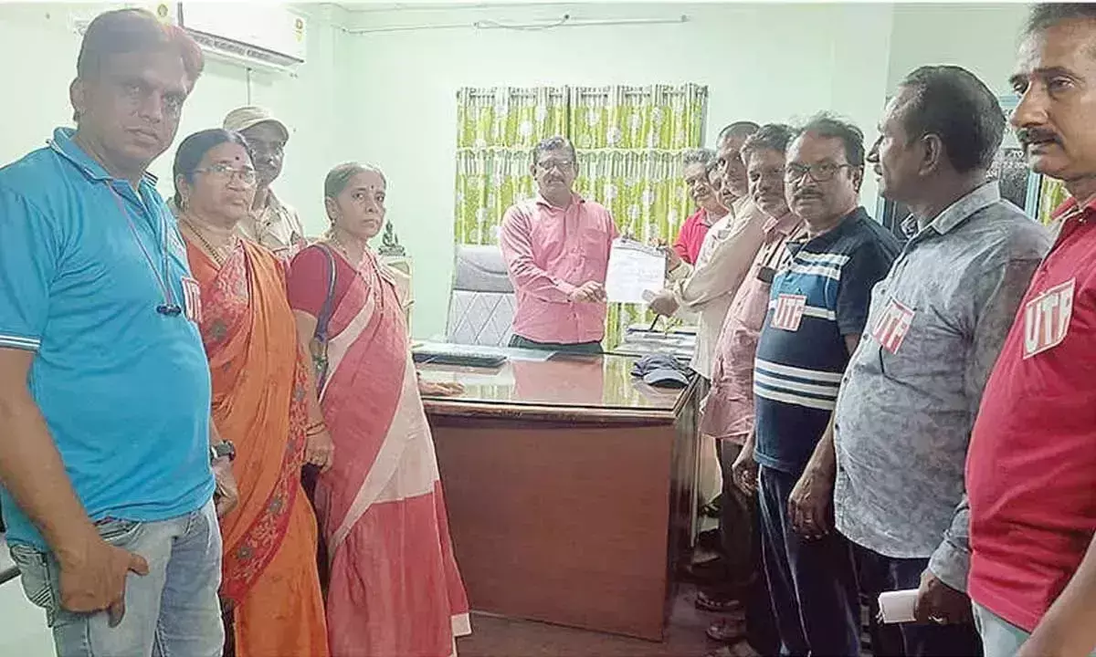 Andhra: यूटीएफ ने शिक्षा के मुद्दों पर विरोध प्रदर्शन किया Andhra: यूटीएफ ने शिक्षा के मुद्दों पर विरोध प्रदर्शन किया