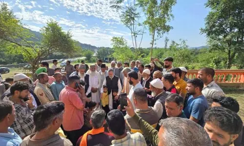 मियां अल्ताफ ने Rajouri में गोलाबारी प्रभावित क्षेत्रों का दौरा किया