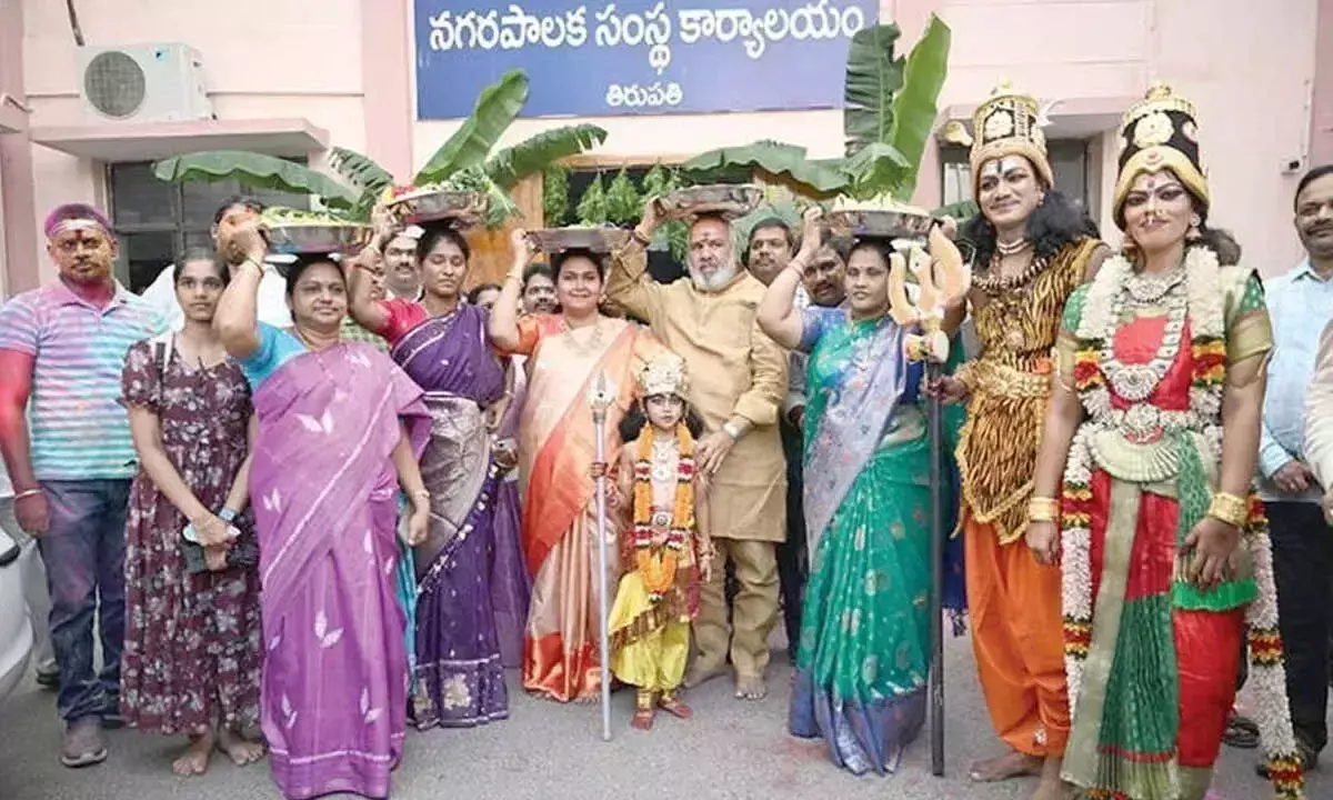 Andhra: निगम प्रमुख और उप महापौर ने देवी गंगम्मा को ‘साड़ी’ भेंट की