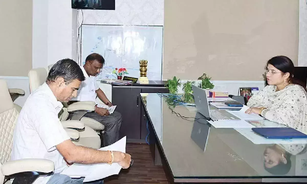 Andhra: कलेक्टर ने पीएम सूर्याघरों की सूची शीघ्र तैयार करने के निर्देश दिए Andhra: कलेक्टर ने पीएम सूर्याघरों की सूची शीघ्र तैयार करने के निर्देश दिए