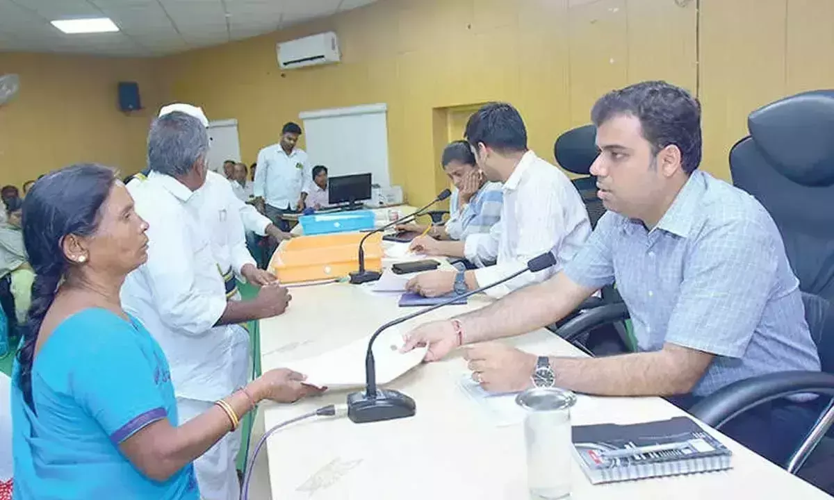 Andhra: जनसमस्याओं के समाधान पर ध्यान दें: कलेक्टर Andhra: जनसमस्याओं के समाधान पर ध्यान दें: कलेक्टर