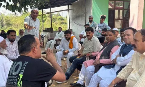 BJP नेताओं ने शहीदों के परिवारों से मुलाकात की, एकजुटता व्यक्त की BJP नेताओं ने शहीदों के परिवारों से मुलाकात की, एकजुटता व्यक्त की