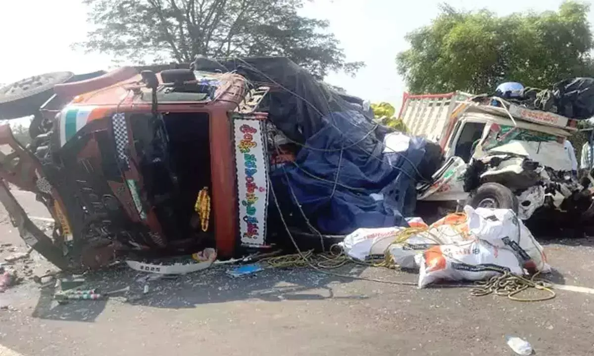 Andhra: पलनाडु में लॉरी और बोलेरो वाहन में टक्कर, चार लोगों की मौत Andhra: पलनाडु में लॉरी और बोलेरो वाहन में टक्कर, चार लोगों की मौत