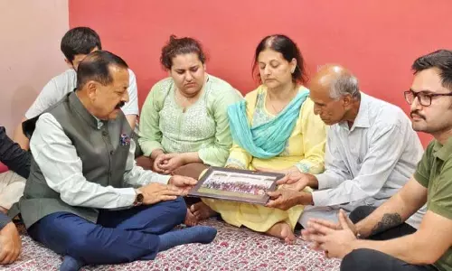 Jammu: डॉ. जितेंद्र ने डॉ. थापा के आवास पर जाकर शोक संवेदना व्यक्त की
