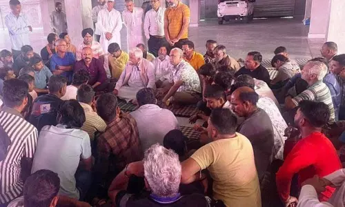 Sadhotra ​​ने आश्रय शिविरों में विस्थापित परिवारों से मुलाकात की