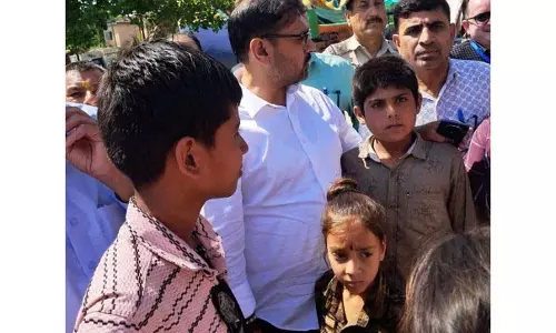 Satish Sharma ने राहत शिविरों का दौरा किया, विस्थापित सीमा निवासियों से मुलाकात की