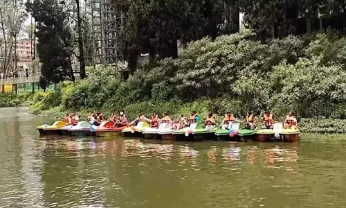 Ooty के ग्रीष्मोत्सव में पर्यटकों ने नौका दौड़ में लिया हिस्सा