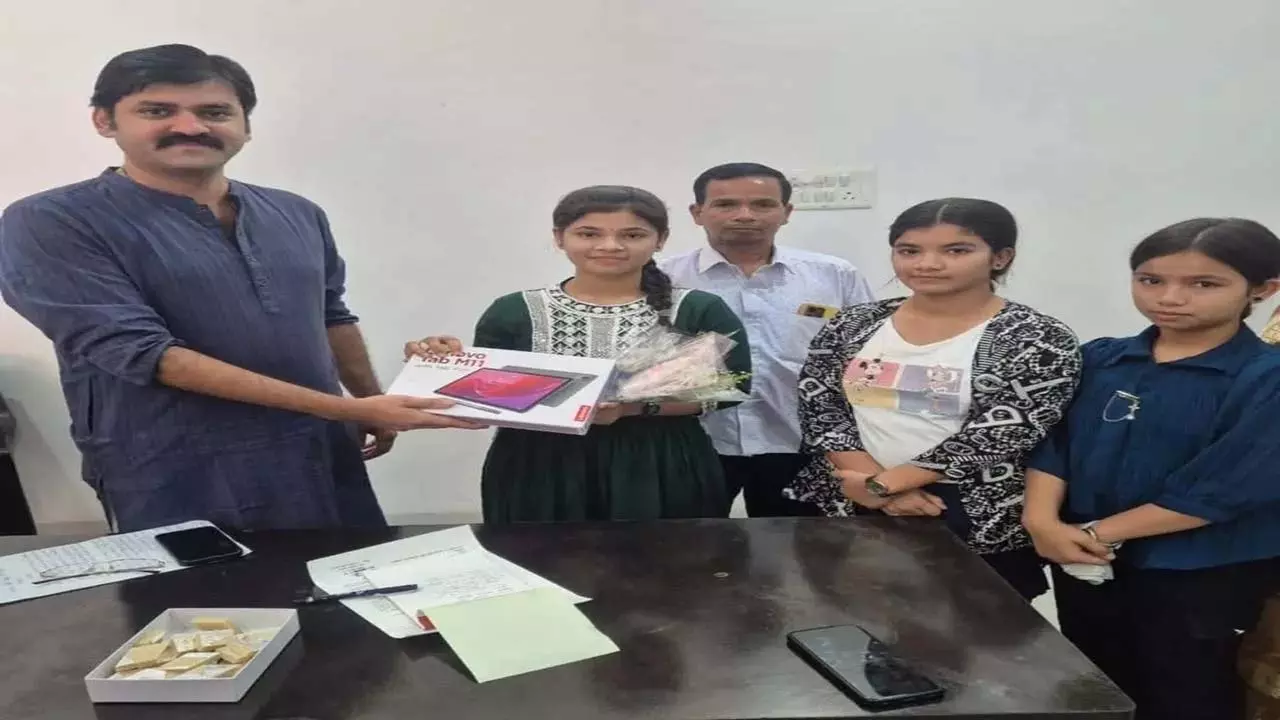 विधायक ने टॉपर को Tablet PC किया गिफ्ट विधायक ने टॉपर को Tablet PC किया गिफ्ट