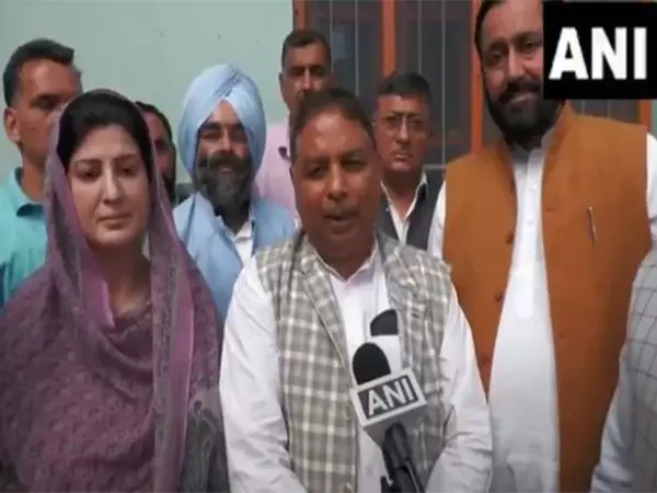 J-K BJP प्रमुख सत शर्मा ने सीमा पार से गोलाबारी के शिकार लोगों के परिवारों से मुलाकात की J-K BJP प्रमुख सत शर्मा ने सीमा पार से गोलाबारी के शिकार लोगों के परिवारों से मुलाकात की