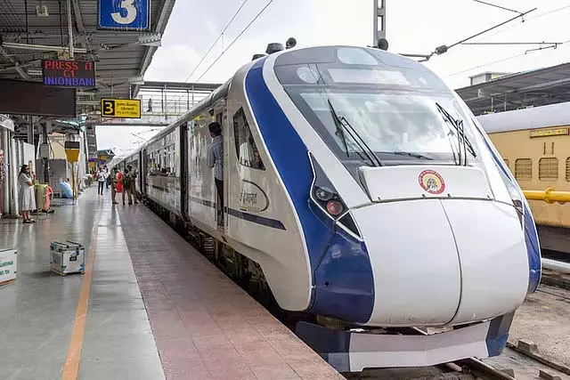 Tamil Nadu के लिए वंदे भारत ट्रेन के डिब्बे अन्य राज्यों में भेजे जा रहे Tamil Nadu के लिए वंदे भारत ट्रेन के डिब्बे अन्य राज्यों में भेजे जा रहे