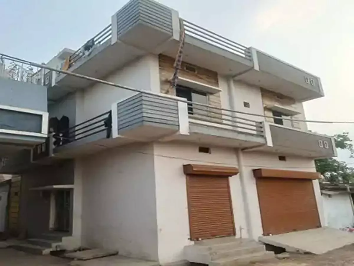 महिला और पुरुष तस्कर की 40 लाख की संपत्ति कुर्क, एक एक्टिवा भी जब्त महिला और पुरुष तस्कर की 40 लाख की संपत्ति कुर्क, एक एक्टिवा भी जब्त