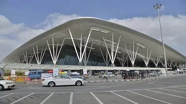 बस डिवाइडर से टकराकर पलटी; एक की मौत, 33 KIA कर्मी घायल बस डिवाइडर से टकराकर पलटी; एक की मौत, 33 KIA कर्मी घायल