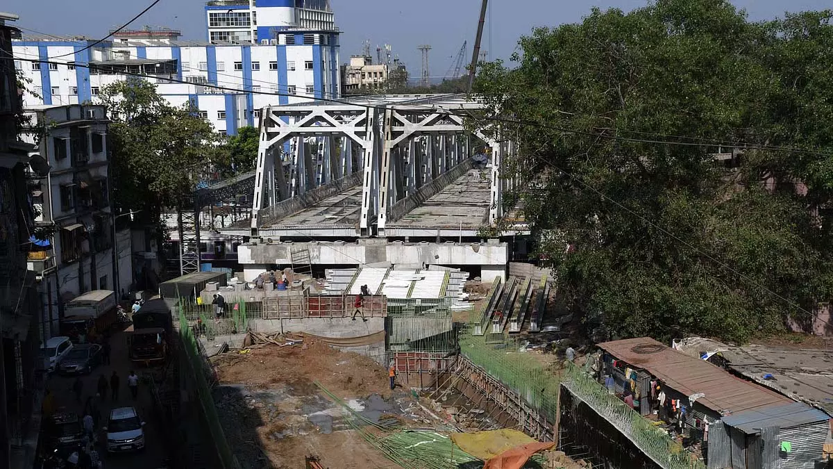 Mumbai : गर्डरों में देरी के बाद कारनैक ब्रिज पर काम फिर से शुरू Mumbai : गर्डरों में देरी के बाद कारनैक ब्रिज पर काम फिर से शुरू